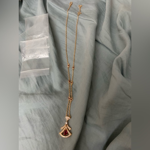 Divas dream necklace rose gold with red crystals ♥️💛 - Picture 5 of 8